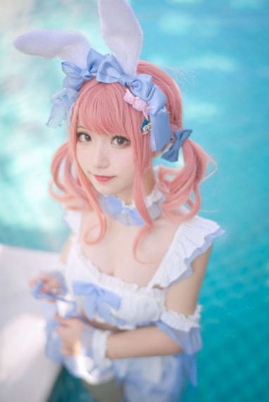 不扣纽扣女孩